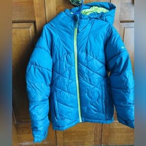 Winter jacket no tears zippers works perfect omni heat inside the jacket